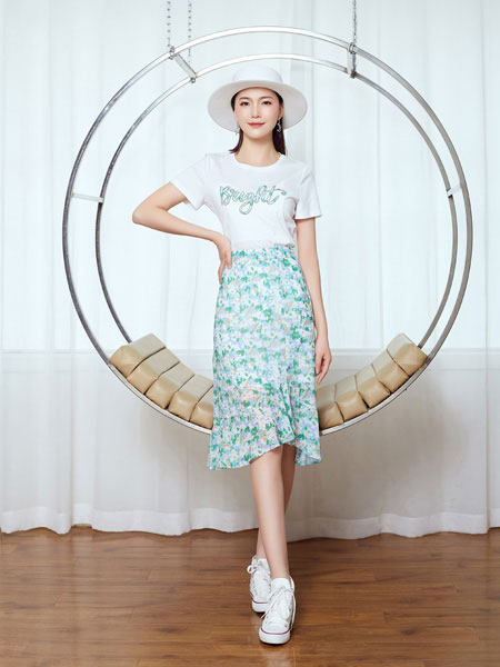 舒适休闲穿搭 伊美妮女装修饰你的别致美感