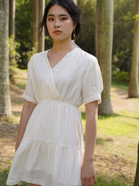 甜美气质连衣裙 来伊美妮希寻你所爱
